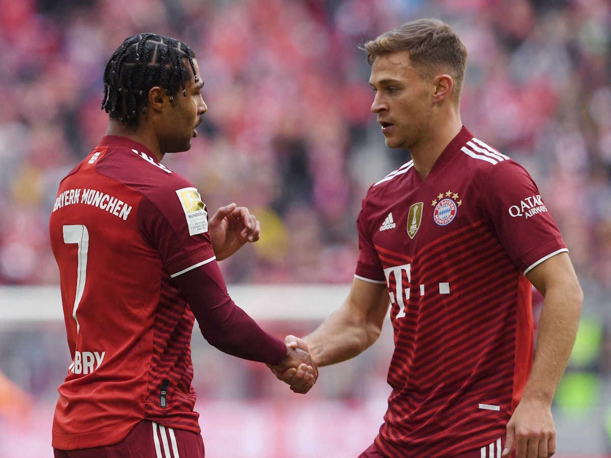 Bayern Münchens Serge Gnabry und Joshua Kimmich geben sich die Hand.