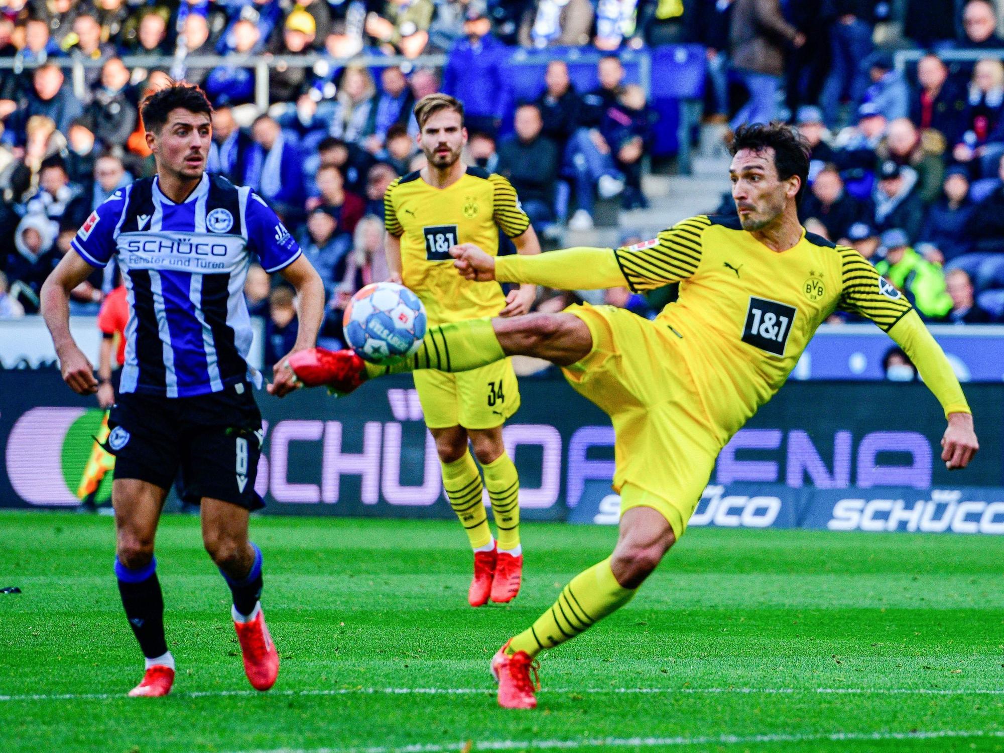 Mats Hummels zieht im Spiel bei Arminia Bielefeld volley ab
