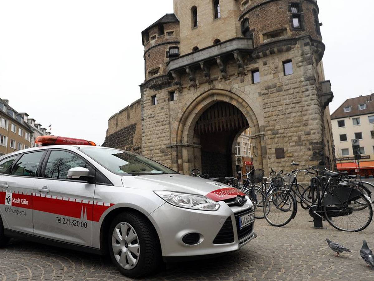 Wagen des Ordnungsamts an der Severinstorburg.