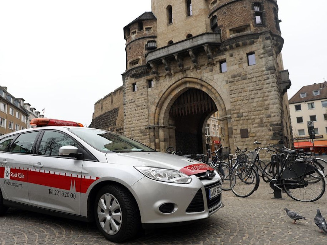 Wagen des Ordnungsamts an der Severinstorburg.