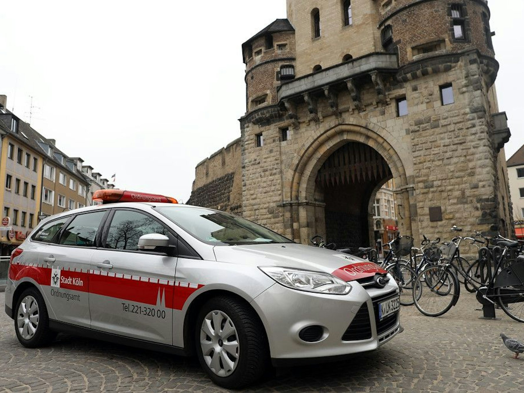 Wagen des Ordnungsamts an der Severinstorburg.