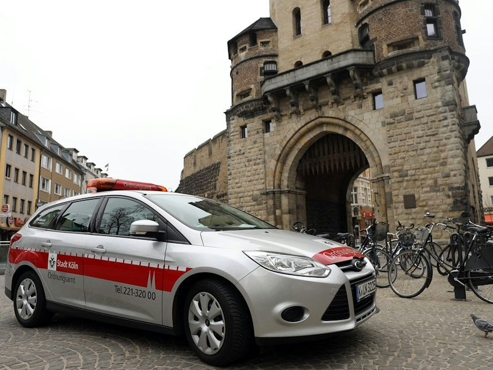 Wagen des Ordnungsamts an der Severinstorburg.