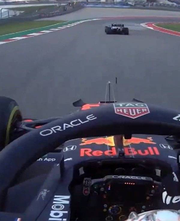 Max Verstappen zeigt WM-Rivale Lewis Hamilton im Training zum US-GP in Austin den Stinkefinger.
