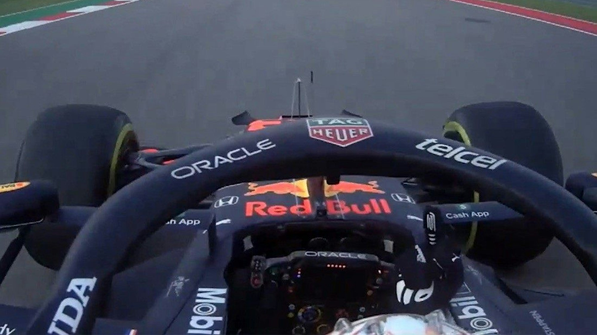 Max Verstappen zeigt WM-Rivale Lewis Hamilton im Training zum US-GP in Austin den Stinkefinger.