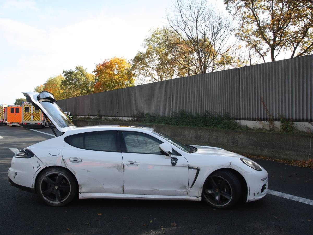Beschädigter Porsche nach einem Verkehrsunfall auf der BAB30.