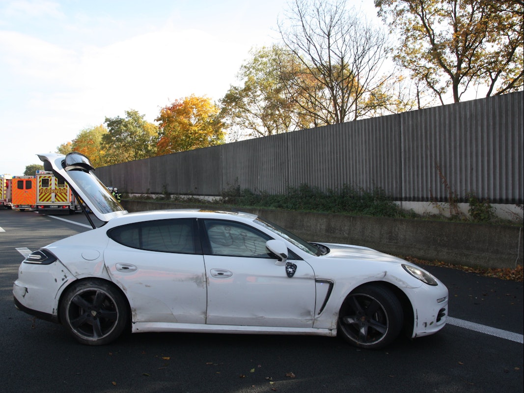 Beschädigter Porsche nach einem Verkehrsunfall auf der BAB30.