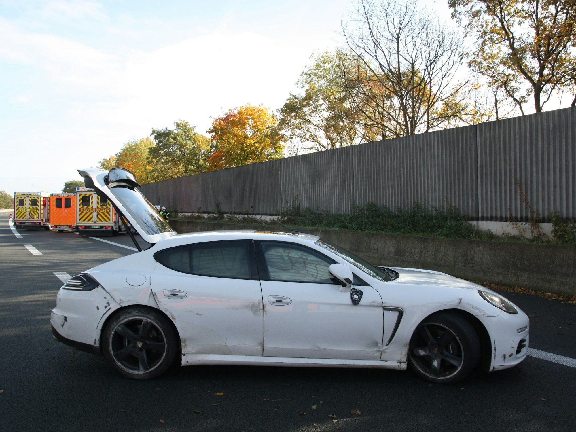 Beschädigter Porsche nach einem Verkehrsunfall auf der BAB30.