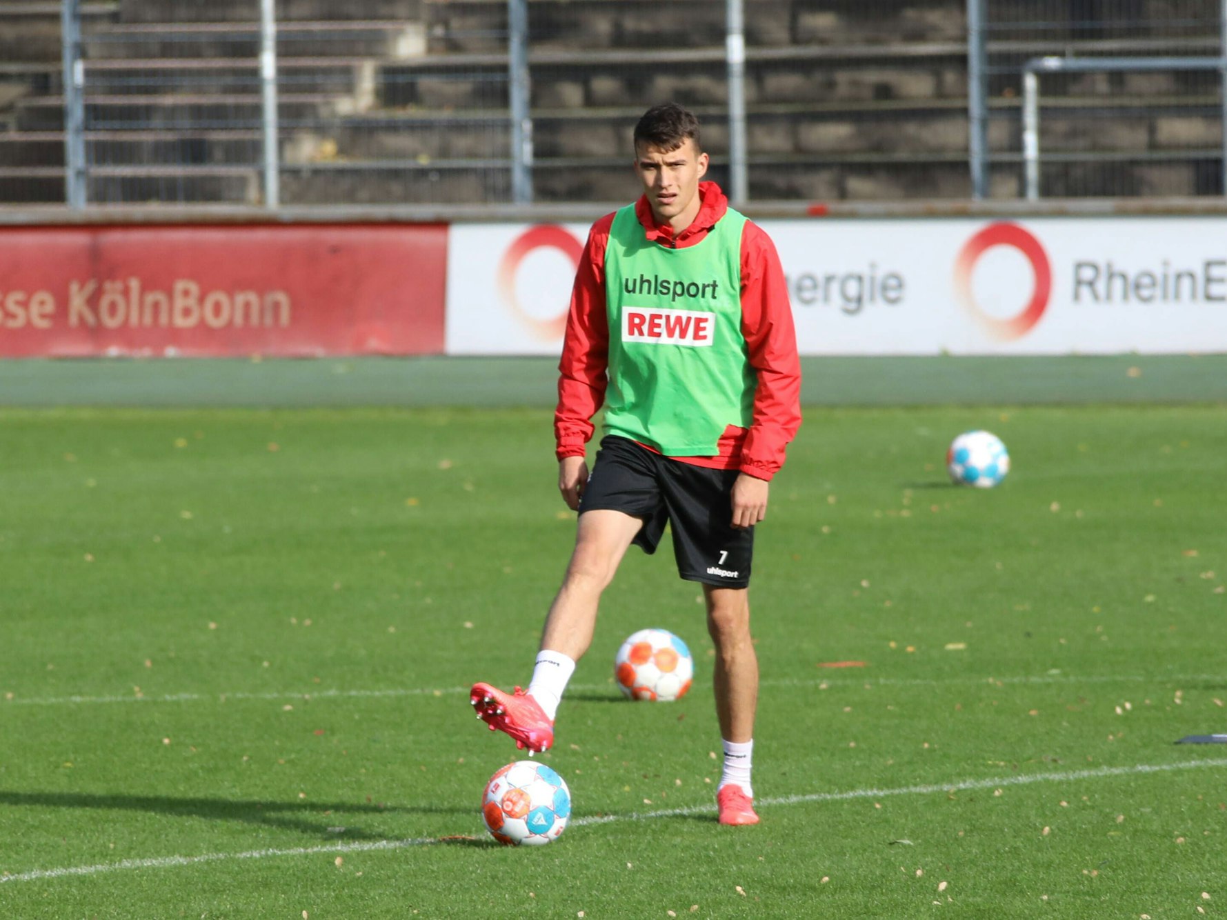Dejan Ljubicic am Ball im Training.