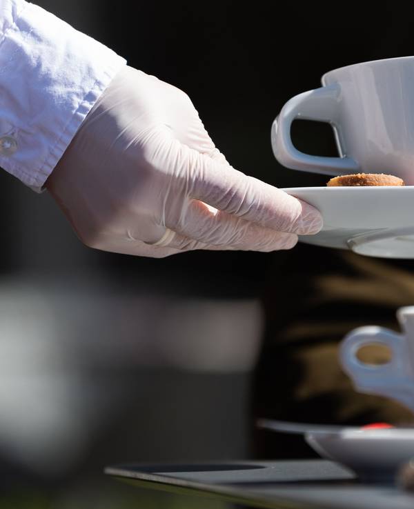 Kaffee ist normalerweise lecker: Doch ein Produkt wird nun zur Gefahr. Darin befinden sich unter anderem Glassplitter – es handelt sich um eine miese Fälschung. Unser Symbolbild zeigt eine Kaffeetasse.