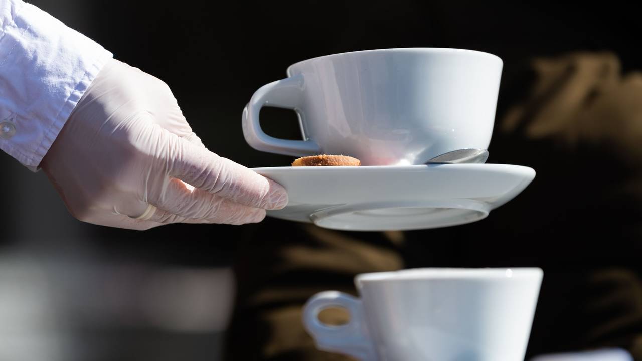 Kaffee ist normalerweise lecker: Doch ein Produkt wird nun zur Gefahr. Darin befinden sich unter anderem Glassplitter – es handelt sich um eine miese Fälschung. Unser Symbolbild zeigt eine Kaffeetasse.