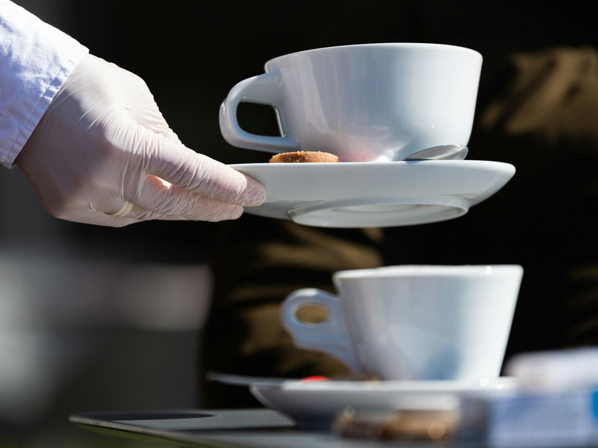 Kaffee ist normalerweise lecker: Doch ein Produkt wird nun zur Gefahr. Darin befinden sich unter anderem Glassplitter – es handelt sich um eine miese Fälschung. Unser Symbolbild zeigt eine Kaffeetasse.