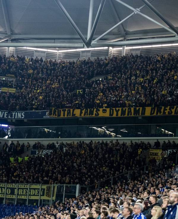 Die Fans von Dynamo Dresden in ihrem Block im Schalker Stadion.