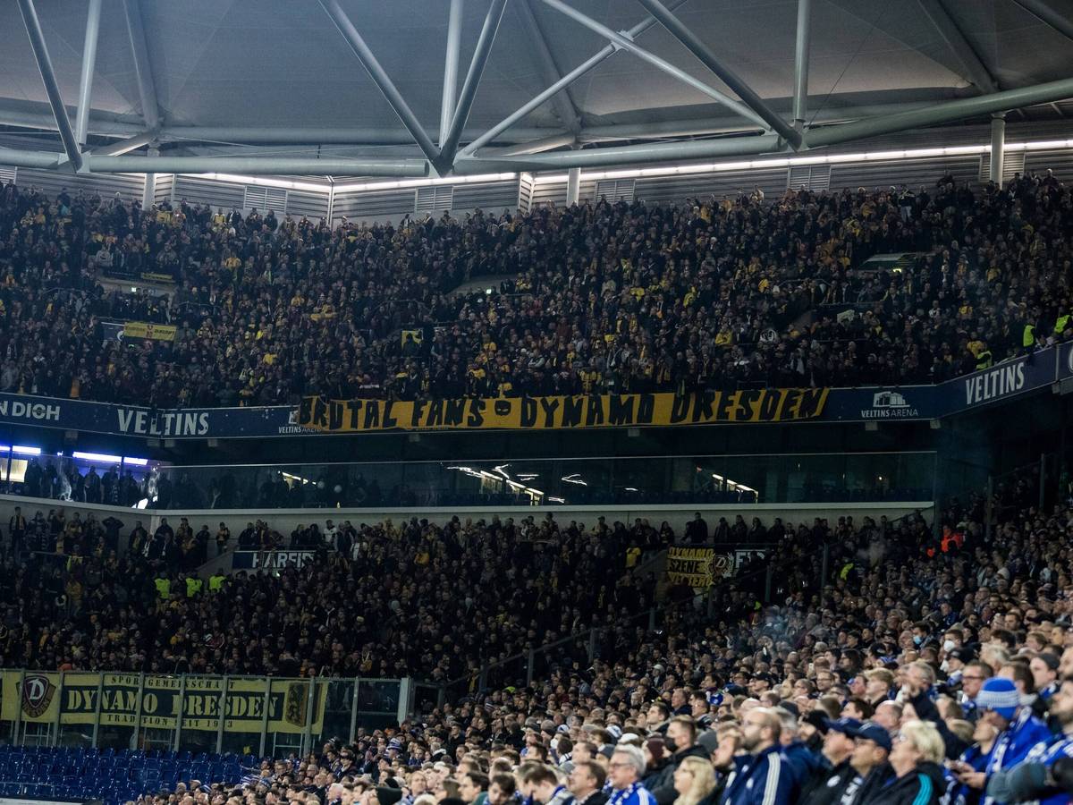 Die Fans von Dynamo Dresden in ihrem Block im Schalker Stadion.