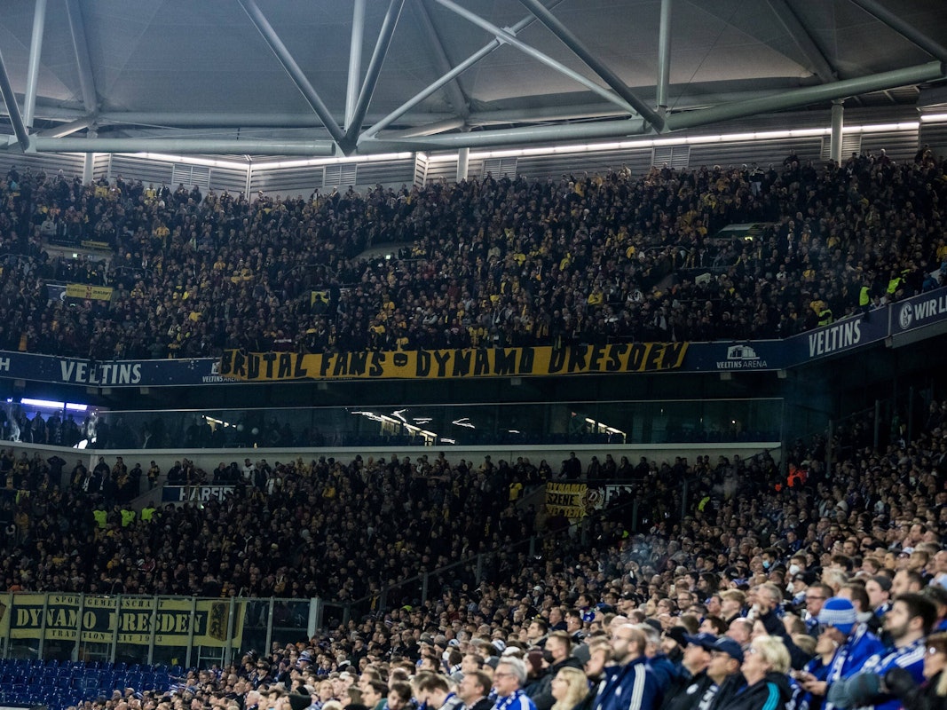 Die Fans von Dynamo Dresden in ihrem Block im Schalker Stadion.