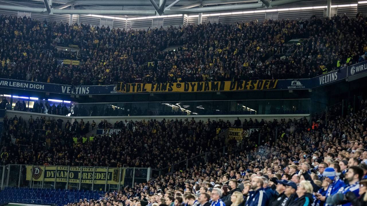 Die Fans von Dynamo Dresden in ihrem Block im Schalker Stadion.