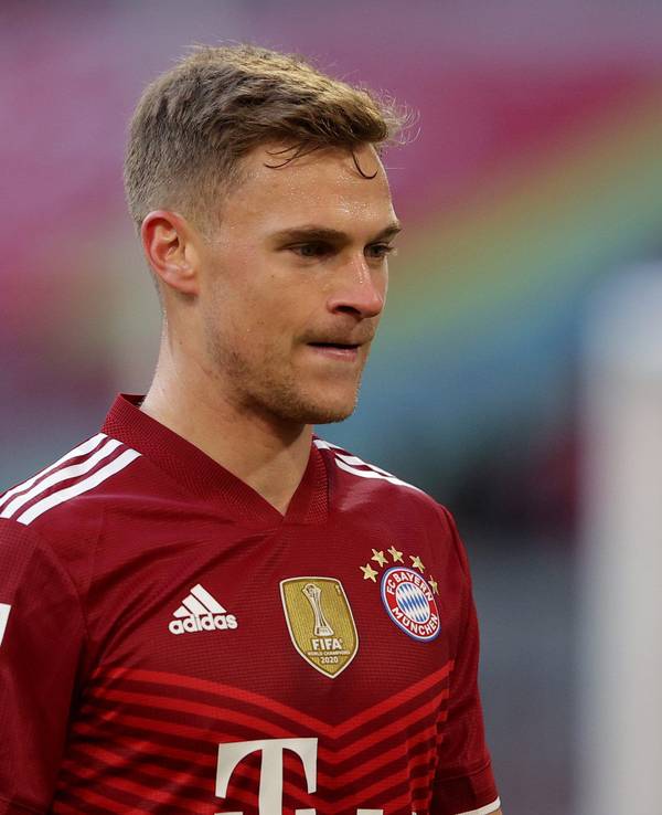 Joshua Kimmich grübelt im Spiel von Bayern München.
