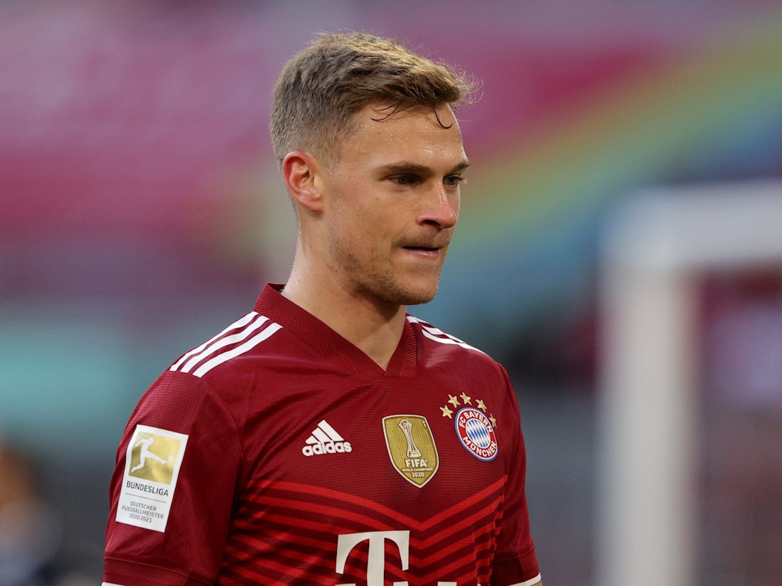 Joshua Kimmich grübelt im Spiel von Bayern München.
