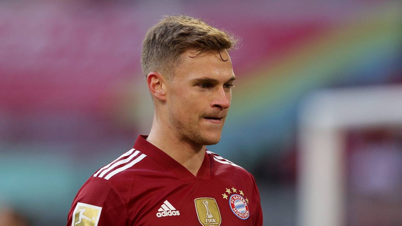 Joshua Kimmich grübelt im Spiel von Bayern München.