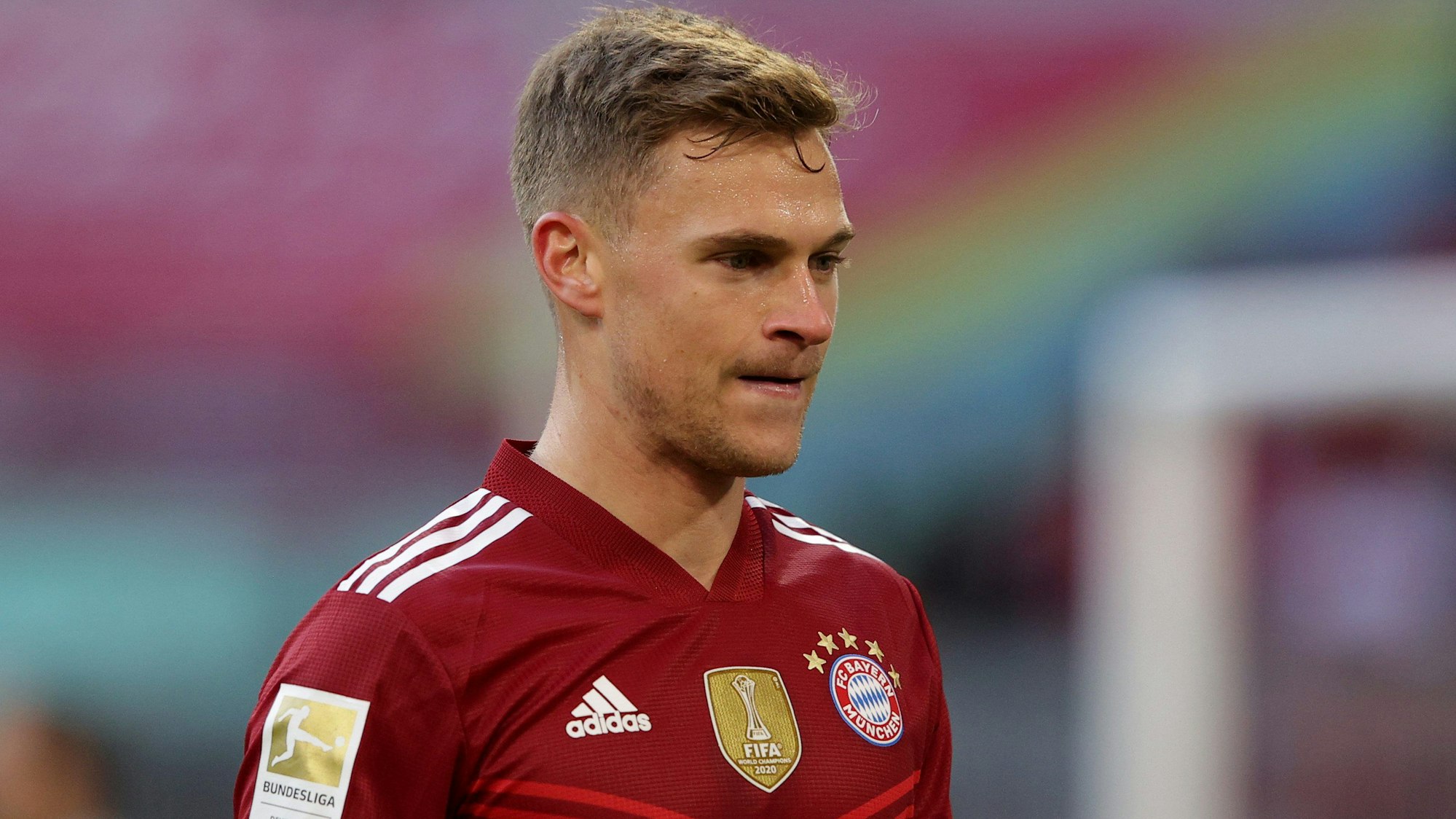 Joshua Kimmich grübelt im Spiel von Bayern München.