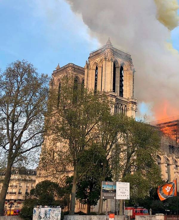 Paris: Flammen und Rauch steigen von einem der berühmtesten Wahrzeichen der Welt, der Kathedrale Notre-Dame, auf. Im April 2019 wurde die Kathedrale bei einem Brand schwer beschädigt.