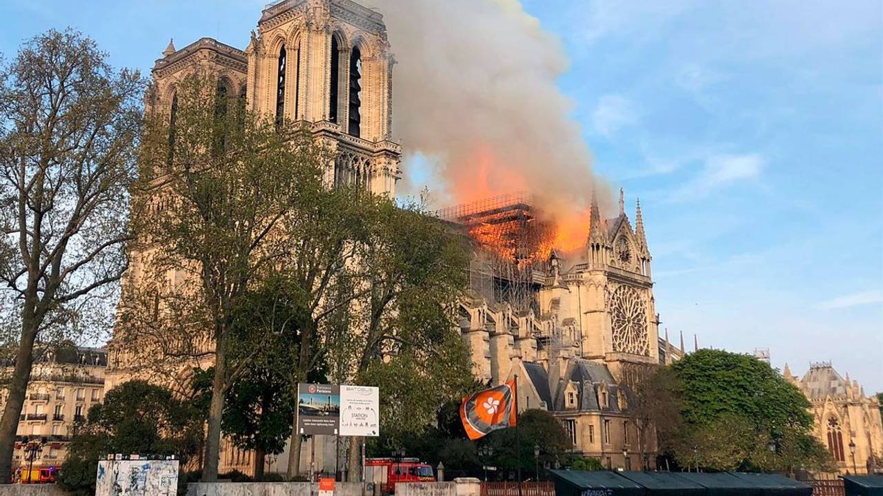 Paris: Flammen und Rauch steigen von einem der berühmtesten Wahrzeichen der Welt, der Kathedrale Notre-Dame, auf. Im April 2019 wurde die Kathedrale bei einem Brand schwer beschädigt.