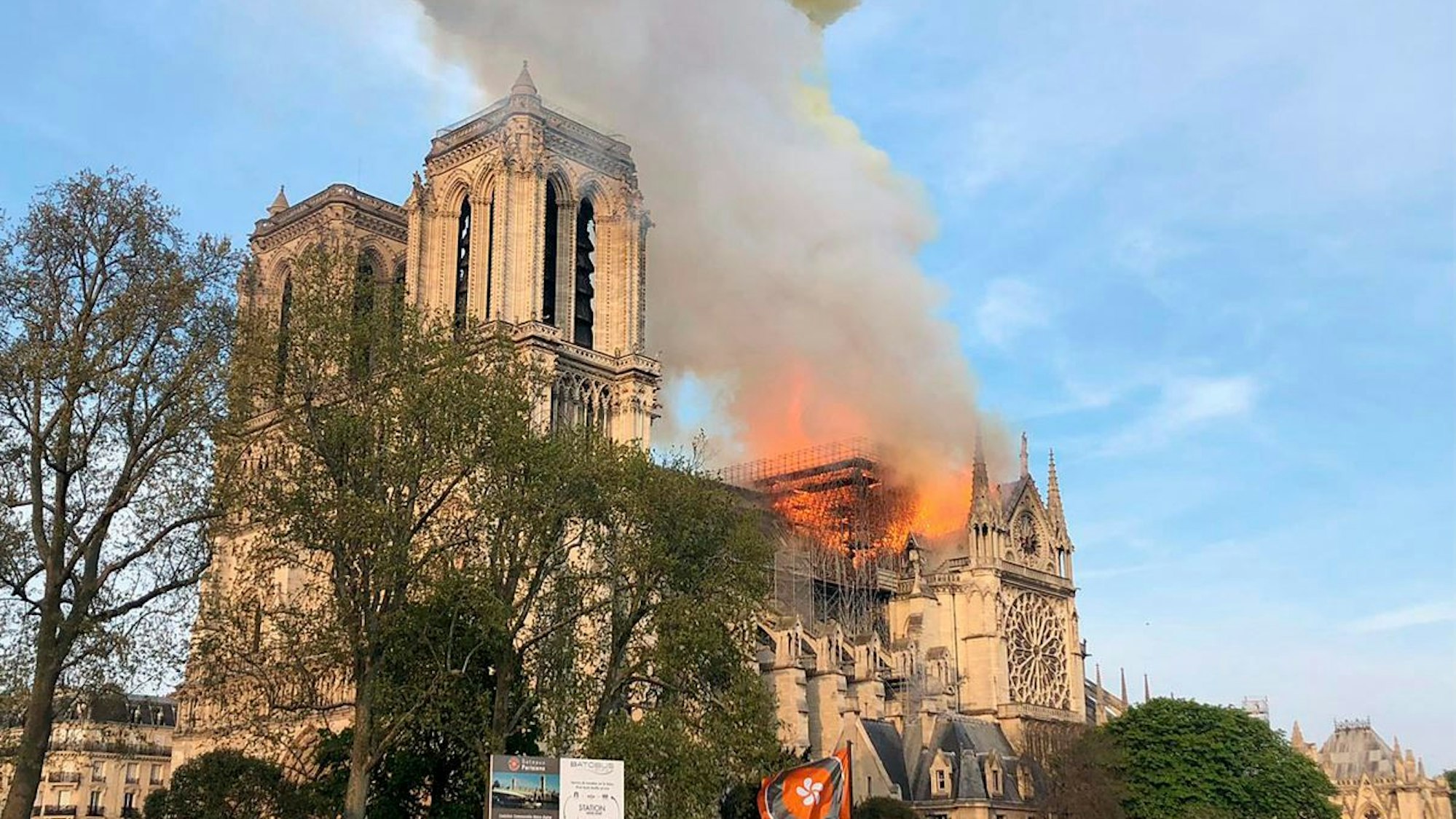 Paris: Flammen und Rauch steigen von einem der berühmtesten Wahrzeichen der Welt, der Kathedrale Notre-Dame, auf. Im April 2019 wurde die Kathedrale bei einem Brand schwer beschädigt.