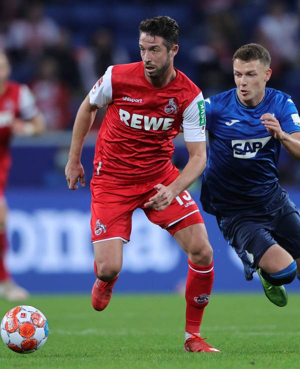 Mark Uth vom 1. FC Köln setzt sich gegen Dennis Geiger von Hoffenheim durch.