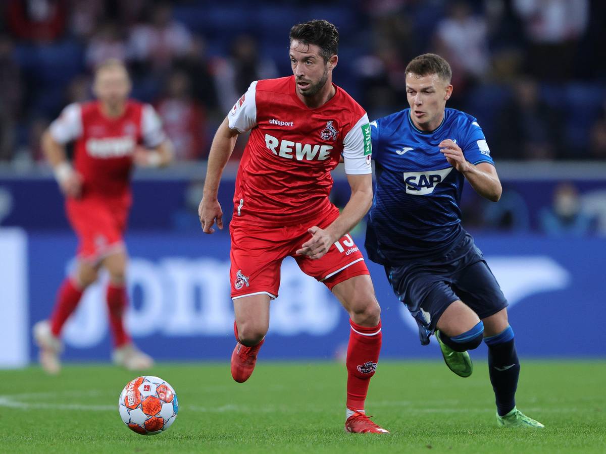 Mark Uth vom 1. FC Köln setzt sich gegen Dennis Geiger von Hoffenheim durch.