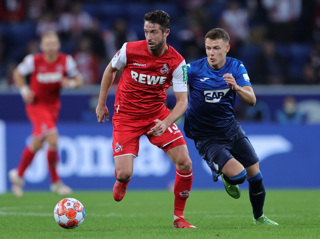 Mark Uth vom 1. FC Köln setzt sich gegen Dennis Geiger von Hoffenheim durch.