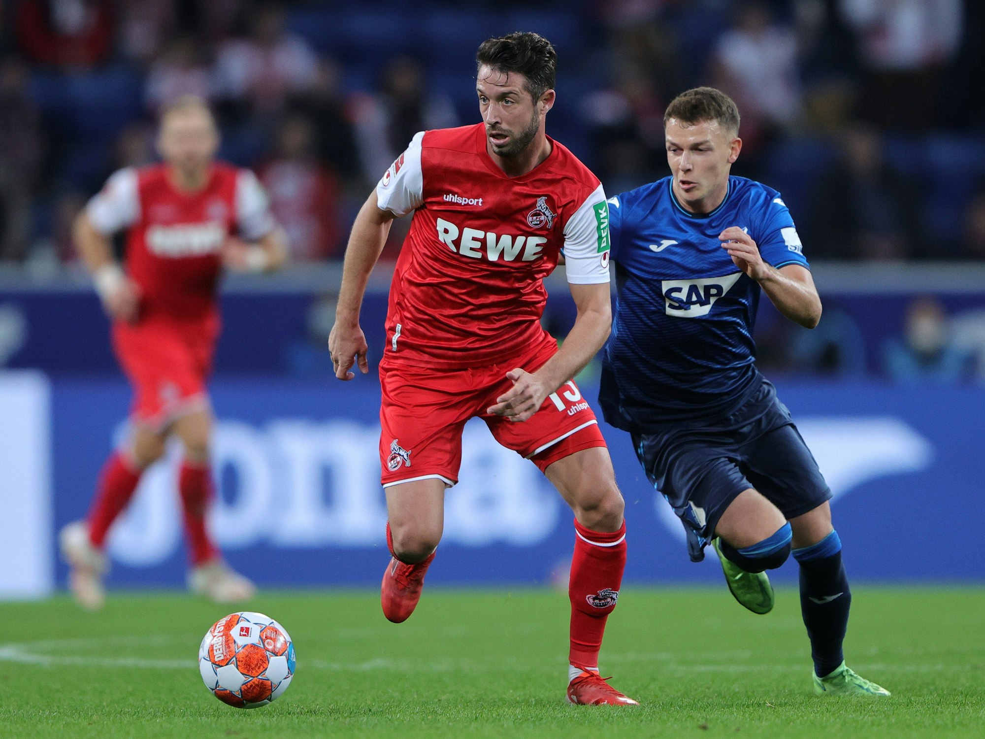 Mark Uth vom 1. FC Köln setzt sich gegen Dennis Geiger von Hoffenheim durch.