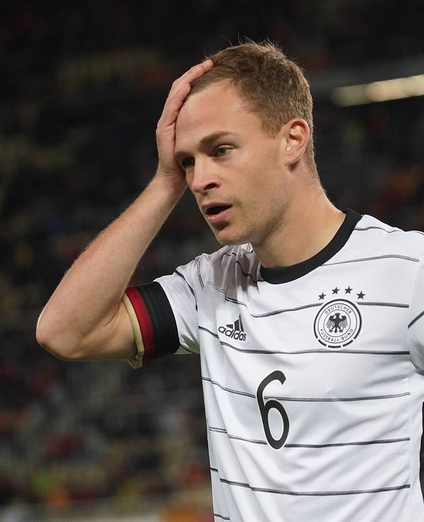 Joshua Kimmich greift sich an den Kopf