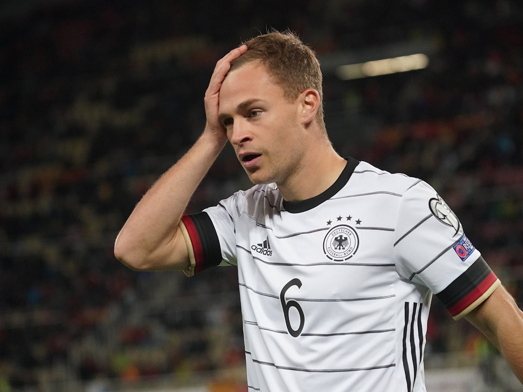 Joshua Kimmich greift sich an den Kopf