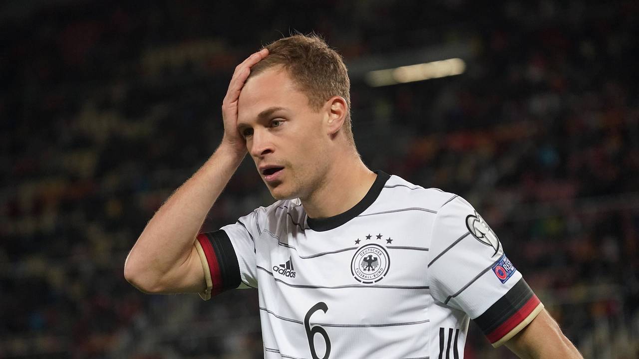 Joshua Kimmich greift sich an den Kopf