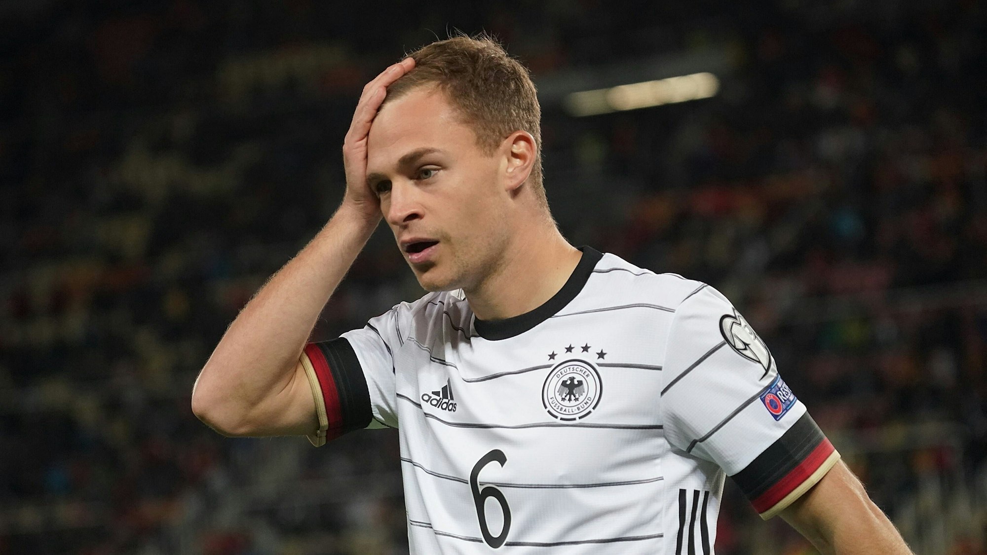 Joshua Kimmich greift sich an den Kopf