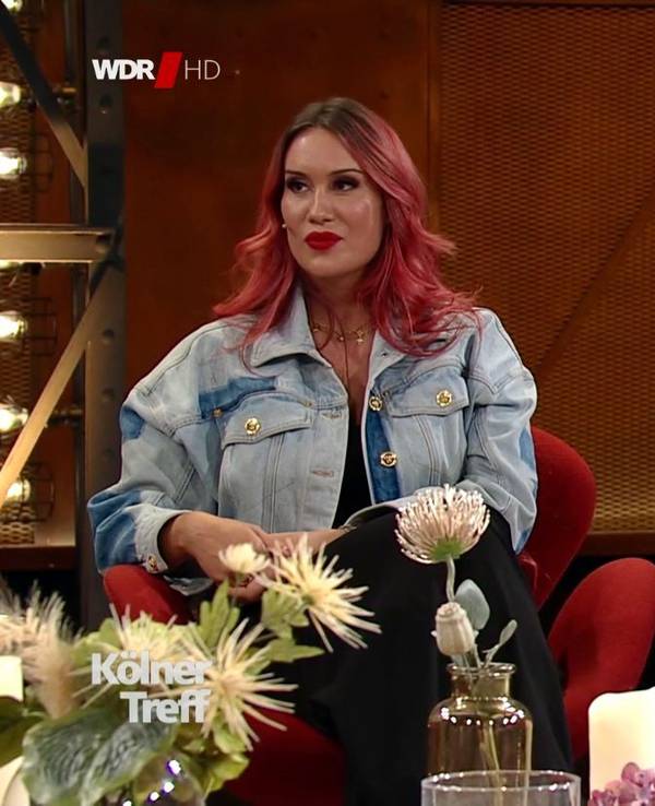 Sarah Bora (32) mit Ehemann und Rapper Eko Fresh am Freitagabend (22. Oktober 2021) im „Kölner Treff“.