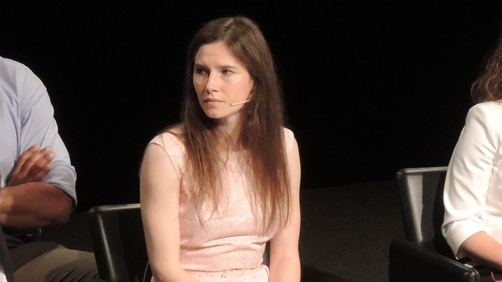Die US-Amerikanerin Amanda Knox ist bei einem Kongress zu Justizirrtümern in Modena im Jahr 2019 zu Gast. Knox war in Italien wegen des Mordes an einer britischen Austauschschülerin verurteilt, aber später freigesprochen worden.