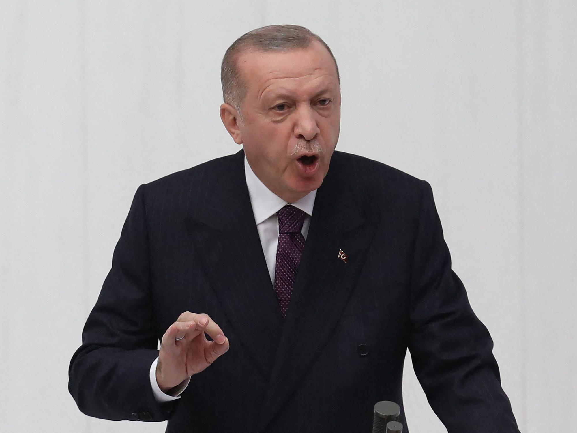 Der türkische Präsident Recep Tayyip Erdogan schaut böse bei einer Rede am 1. Oktober 2021.