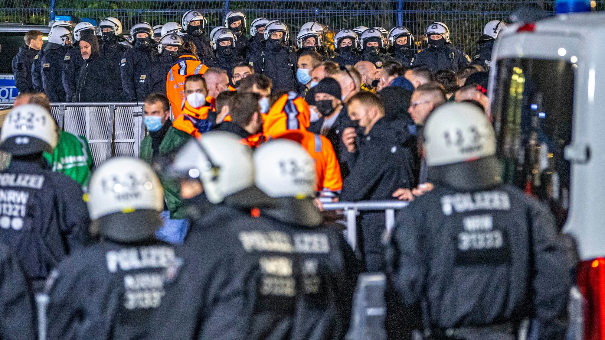 Veltins Arena: Polizisten sichern die Fanankunft am Stadion.