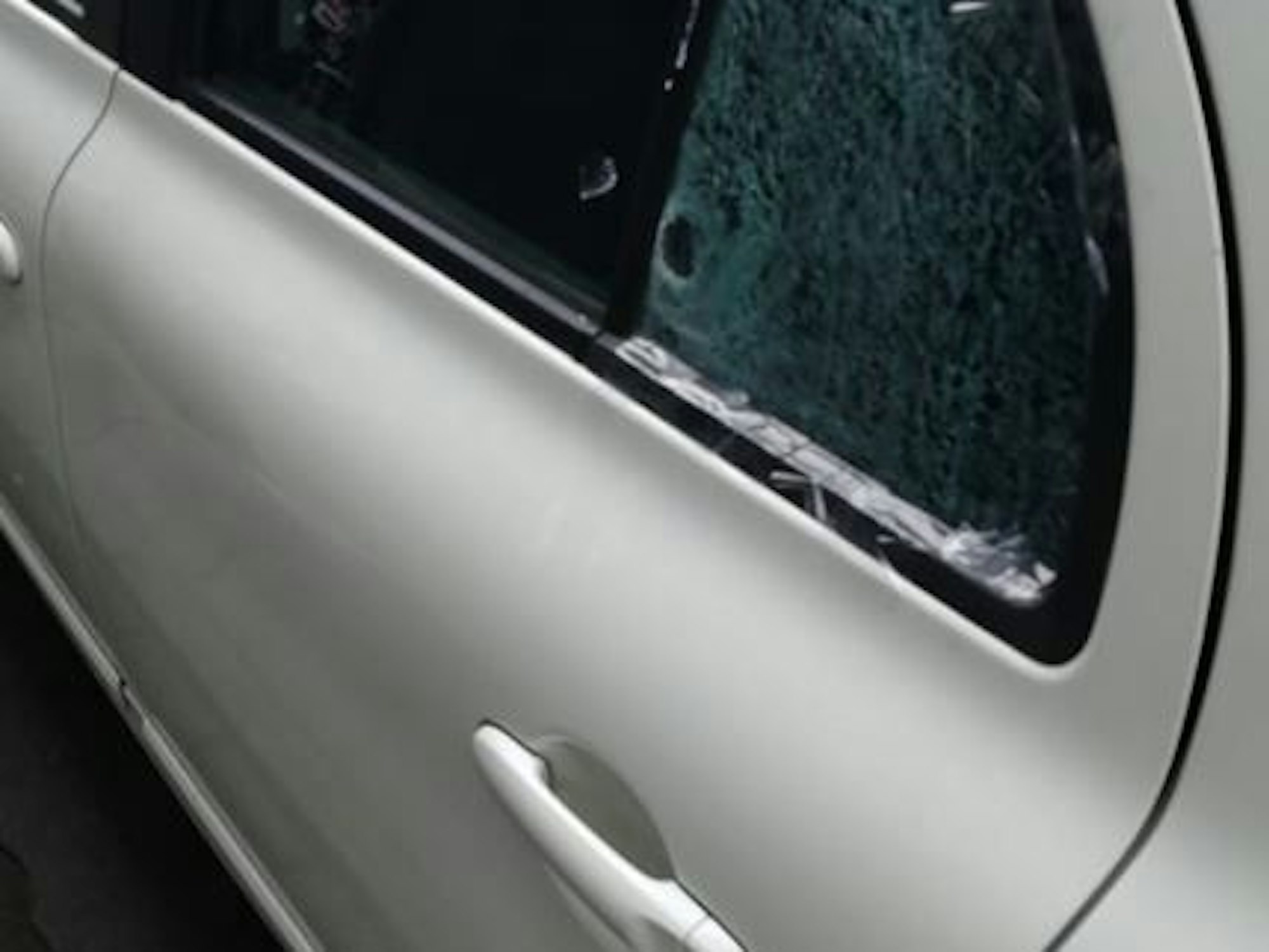 Schüsse in der Kölner Altstadt: Einschusslöcher und zersprungene Scheiben am Auto.