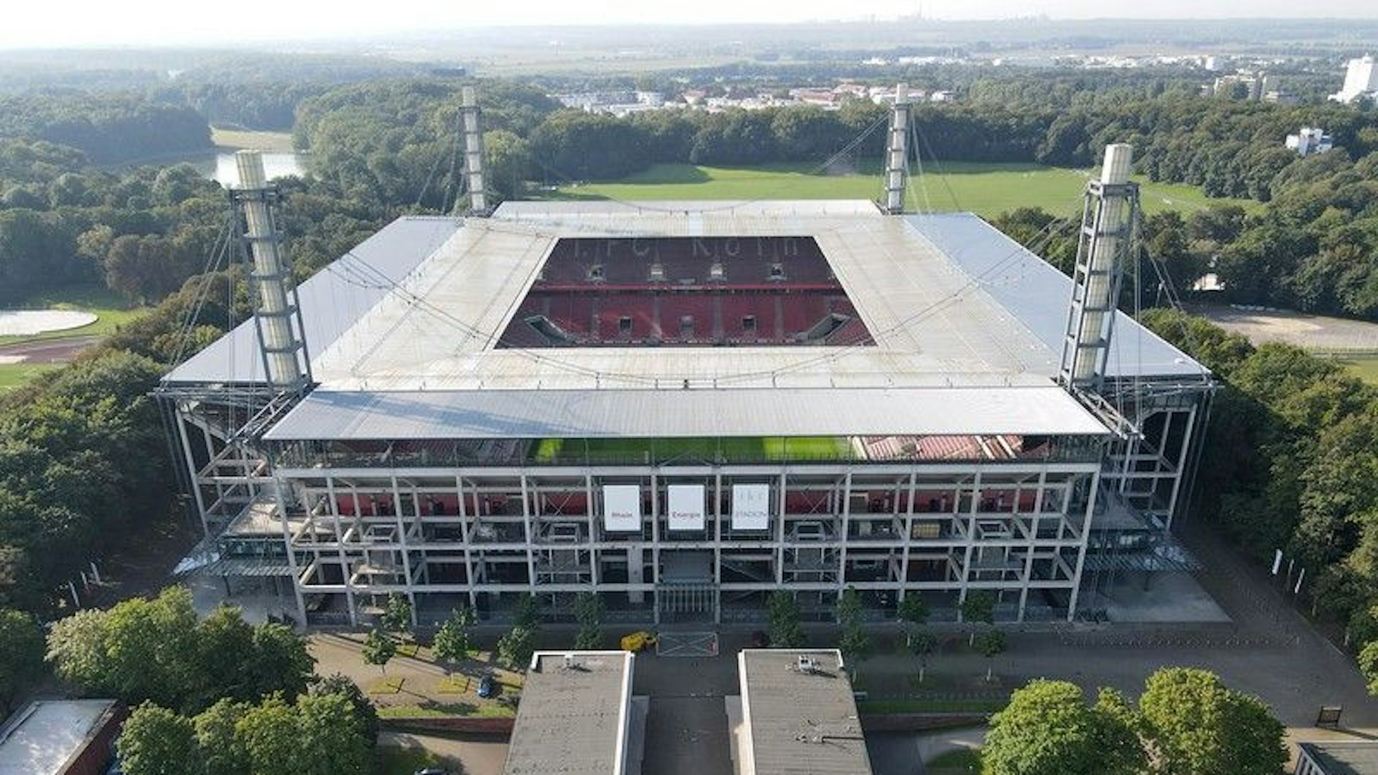 Das Rhein-Energie-Stadion aus Sicht einer Drohne.