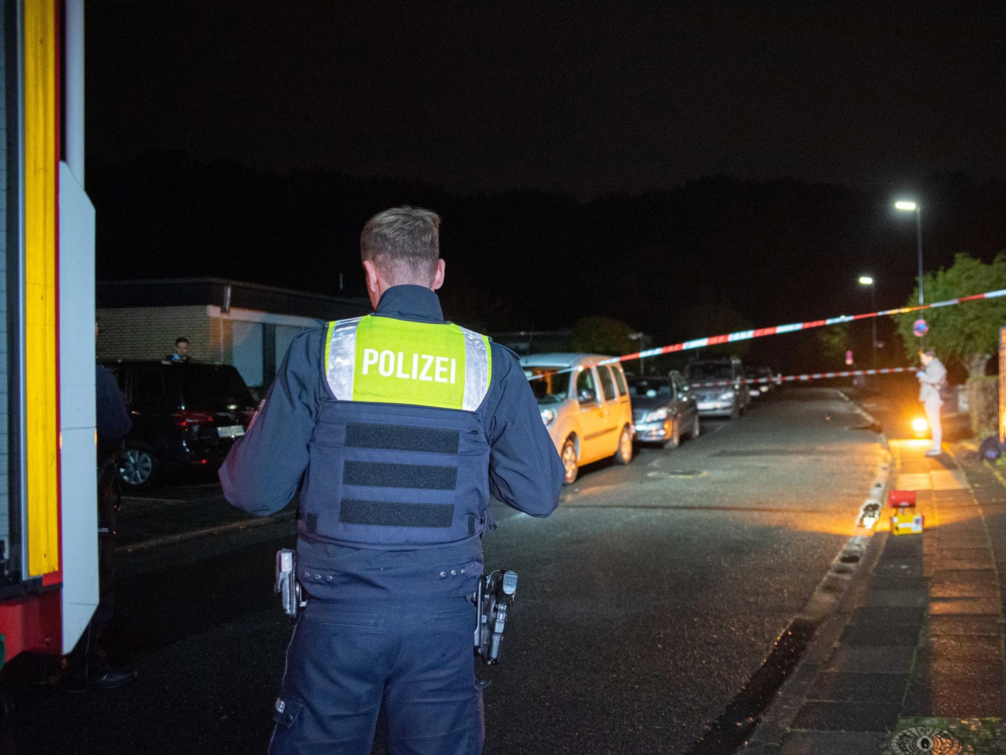 Die Polizei steht am späten Abend in Hürth im Rhein-Erft-Kreis am Tatort, an dem ein bewaffneter Mann in das Haus einer Familie eingedrungen war.