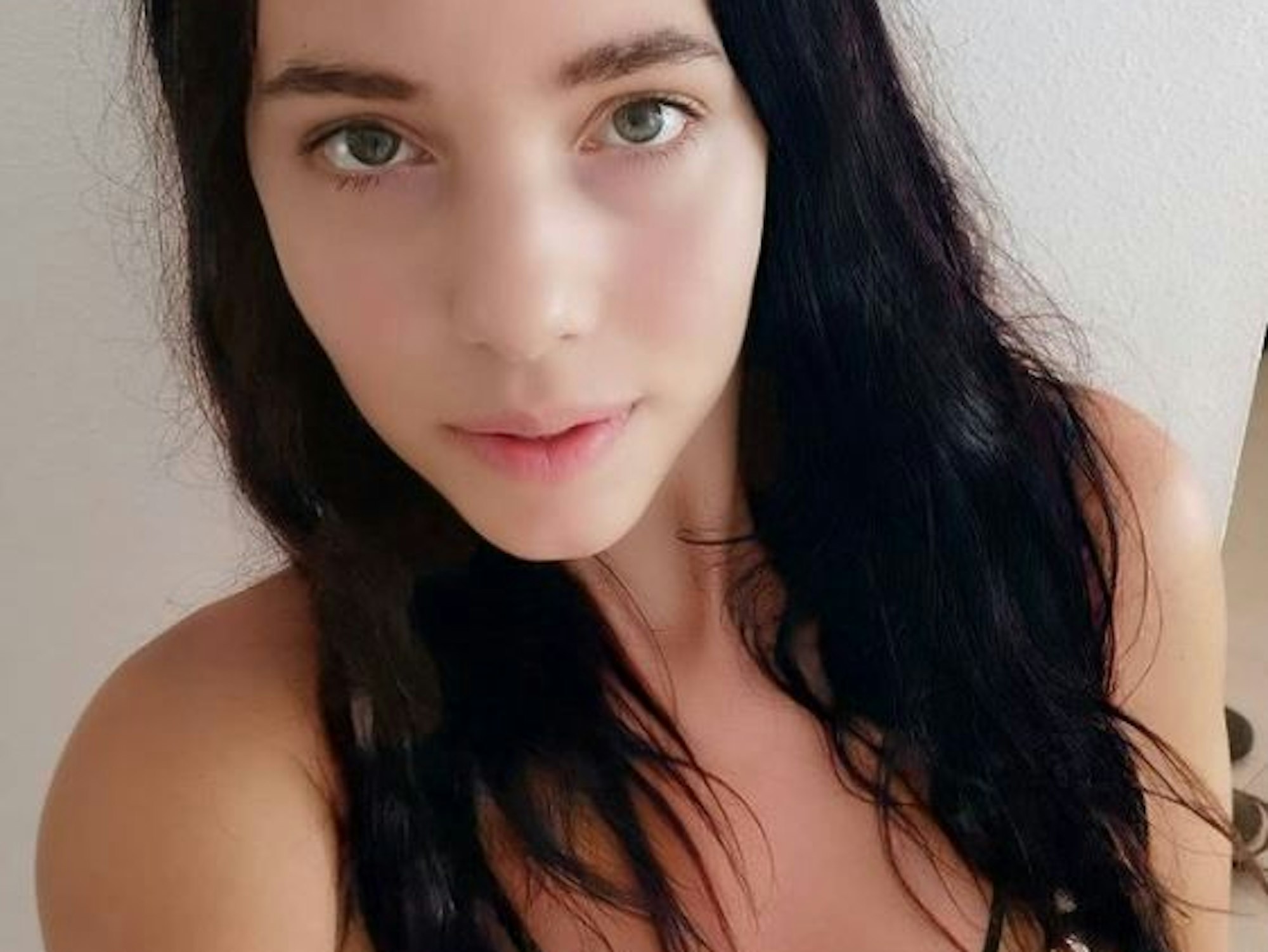 Lana Michaels blickt in die Kamera.