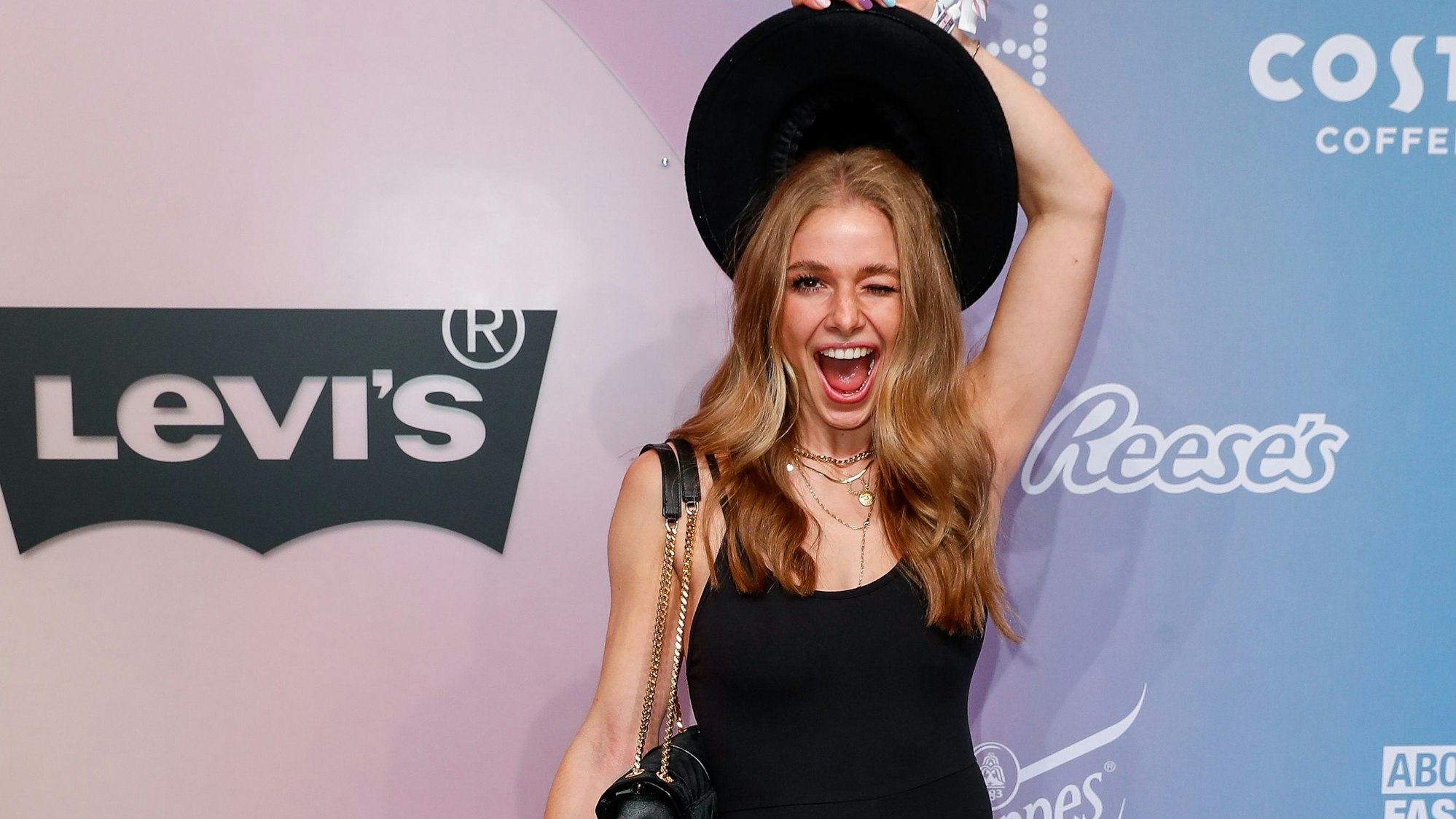 Lola Weippert kommt zur Levis Show ins Kraftwerk. Die About You, oder Re-Fashion Week, ist seit 2021 Teil der Berlin Fashion Week. Die About You Fashion Week läuft vom 11. bis 15. September 2021. +++ dpa-Bildfunk +++