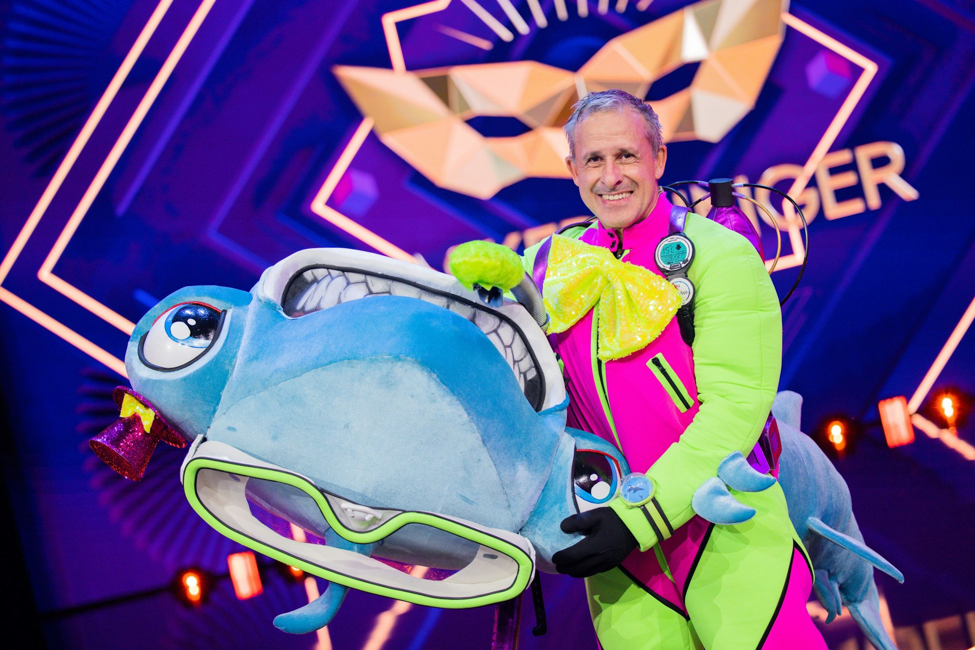 Pierre Littbarski, ehemaliger Fußballer und Weltmeister, steht als enttarnte Figur „Der Hammerhai“ in der Prosieben-Show „The Masked Singer“ auf der Bühne.