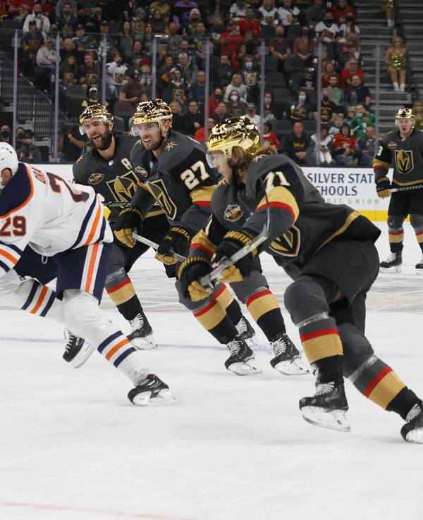 Edmonton-Oilers-Spieler Leon Draisaitl setzt sich in der NHL auf dem Weg zum Tor gegen die Vegas Golden Knights durch