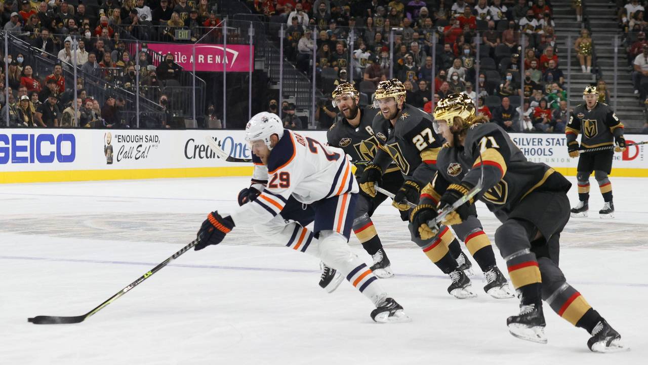 Edmonton-Oilers-Spieler Leon Draisaitl setzt sich in der NHL auf dem Weg zum Tor gegen die Vegas Golden Knights durch