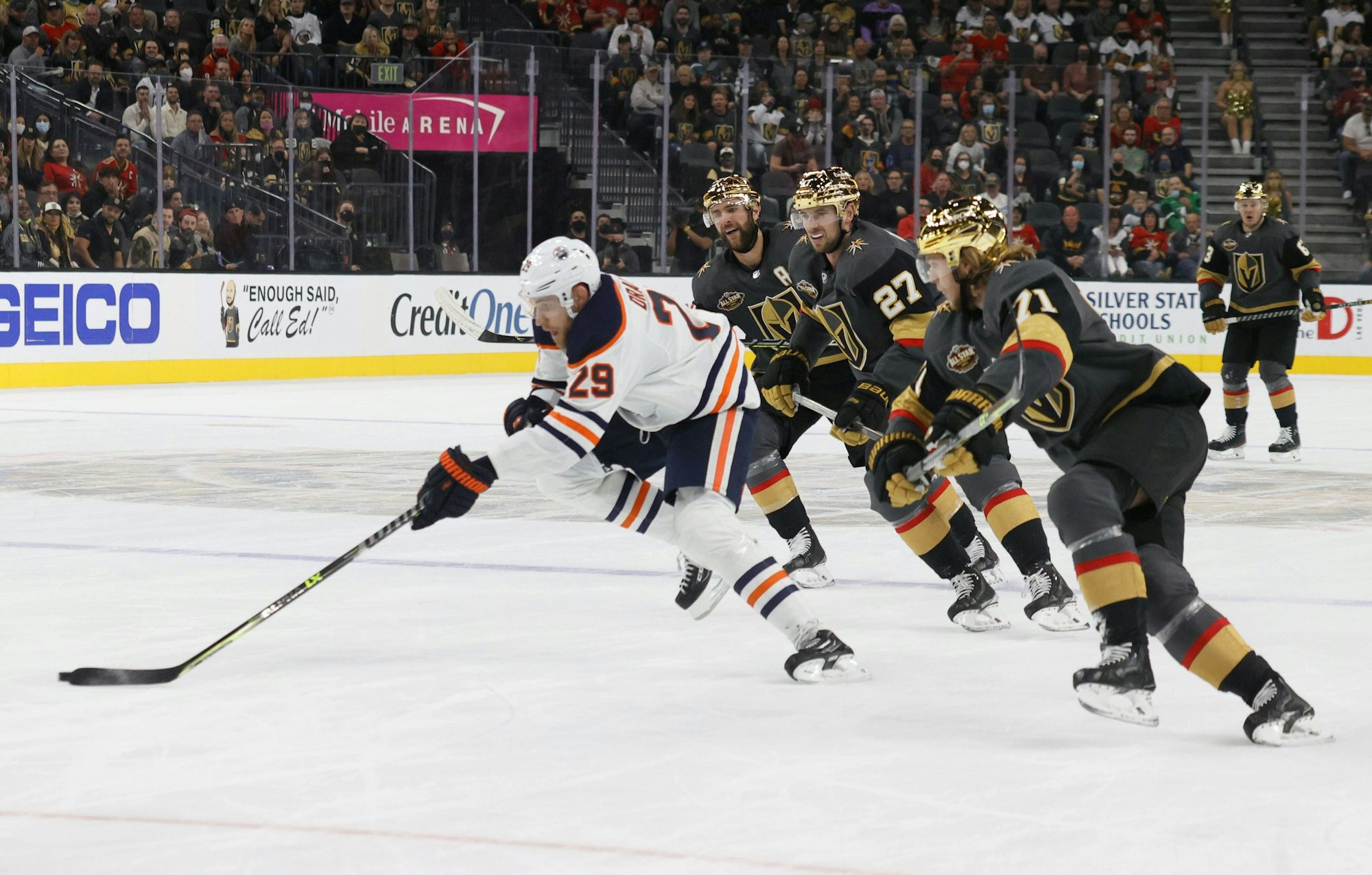 Edmonton-Oilers-Spieler Leon Draisaitl setzt sich in der NHL auf dem Weg zum Tor gegen die Vegas Golden Knights durch