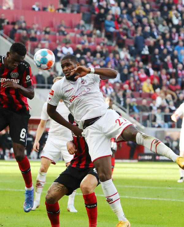 Anthony Modeste, hier im Duell gegen Odilon Kossounou, trifft im Derby doppelt für den 1. FC Köln.