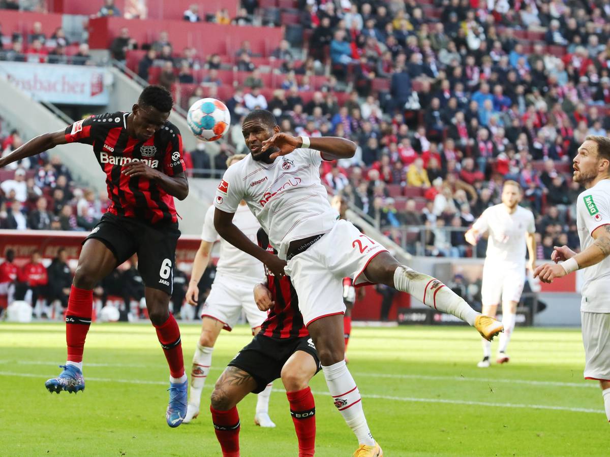 Anthony Modeste, hier im Duell gegen Odilon Kossounou, trifft im Derby doppelt für den 1. FC Köln.