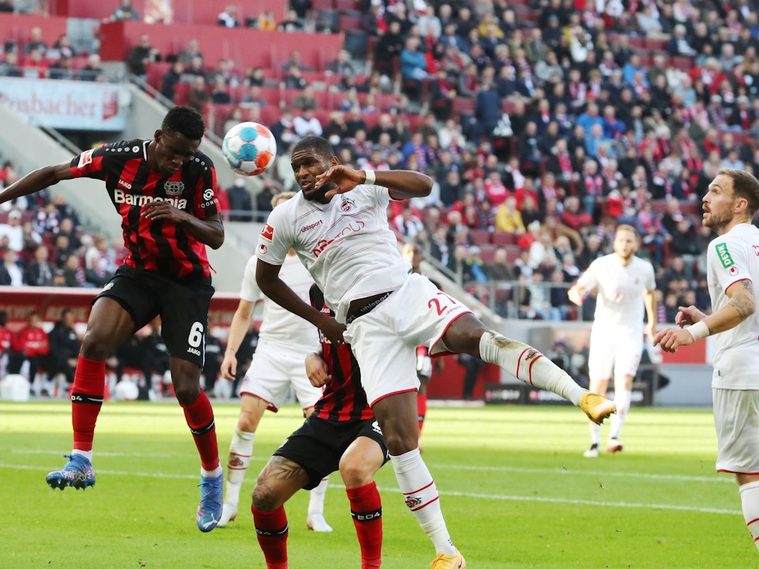 Anthony Modeste, hier im Duell gegen Odilon Kossounou, trifft im Derby doppelt für den 1. FC Köln.